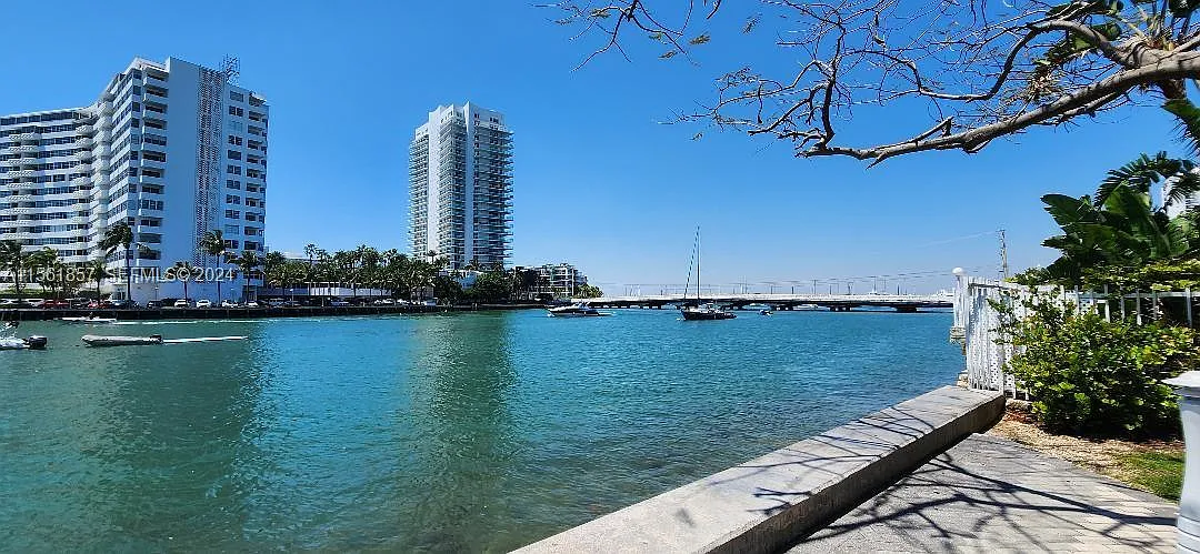 1300 Lincoln Rd — Photo 4