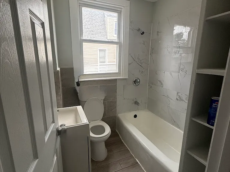 Isabella Ave — Photo 3