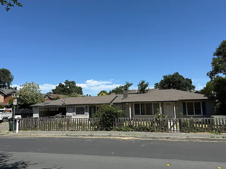 889 Jennings Ave — Photo 1