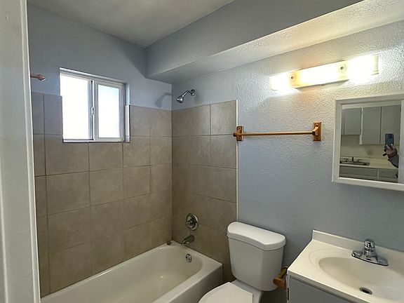 5th image of 909 S Jackson St #5