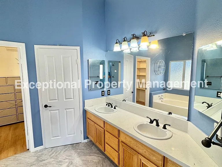 14855 Hedgerow Ct — Photo 16