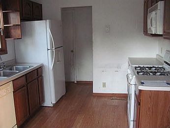 3rd image of 896 Hawthorne Ave E