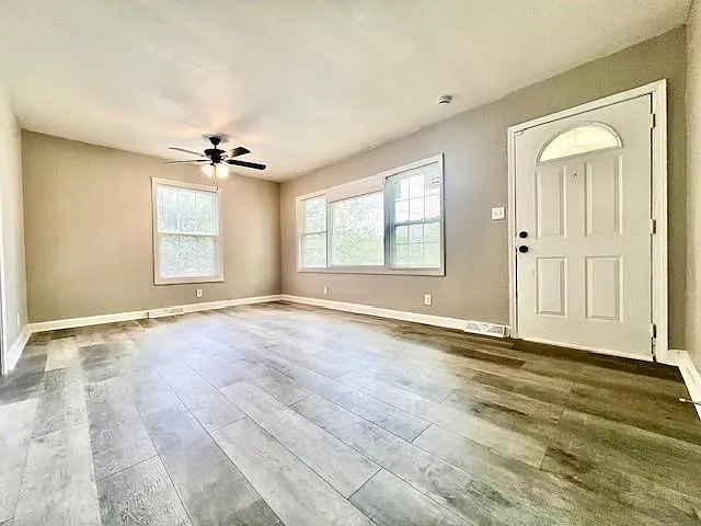 511 Emily Pl NW — Photo 2