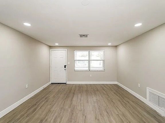 3rd image of 3216 Fairmount Dr