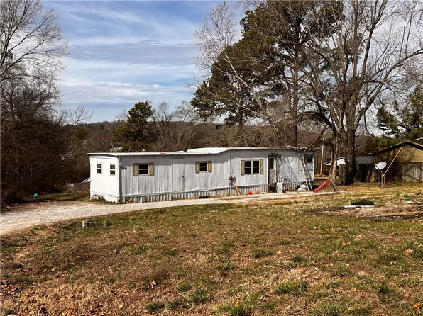 706 S Parrott Dr, Huntsville, AR 72740