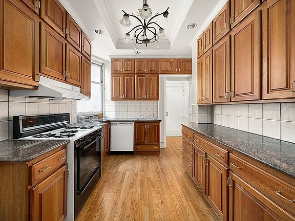 5th image of 850 Park Ave APT 5A