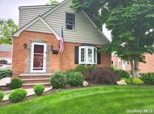 34 Aster Dr, New Hyde Park, NY 11040