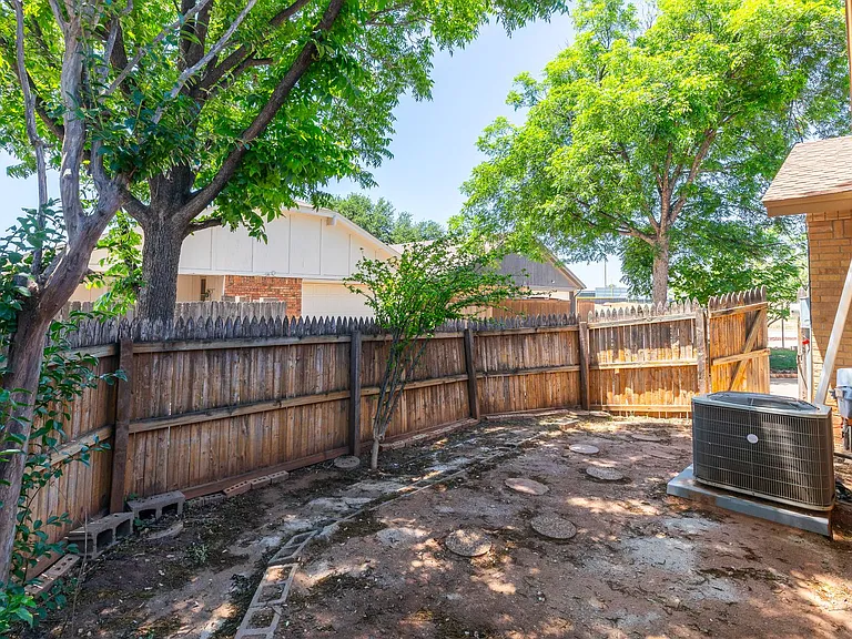 2601 Edgemont Dr — Photo 31