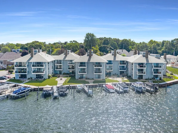 400 Lakeview Ct APT 28, Spring Lake, MI 49456