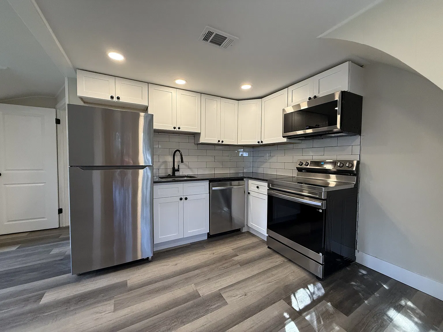 1 bed, 900 sqft, $2,000 — Photo 3