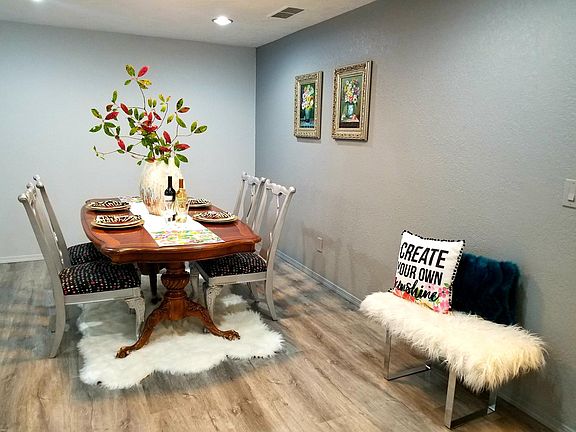 Dining room able to fit table for 10 people. Very spacious