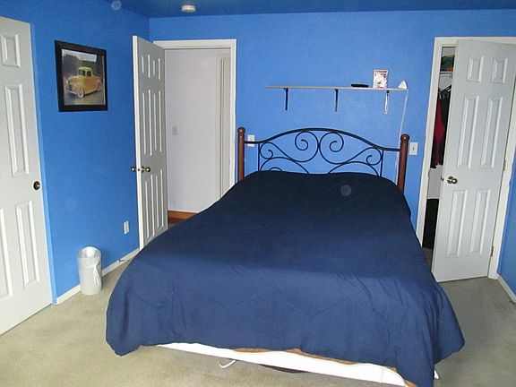 Master Bedroom w/2 closets