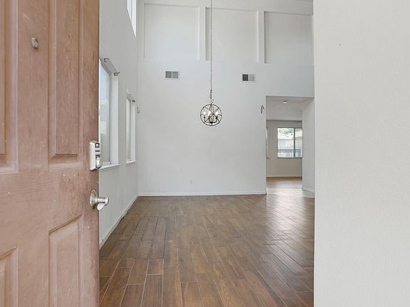 5th image of 101 S Pinnacles Cir