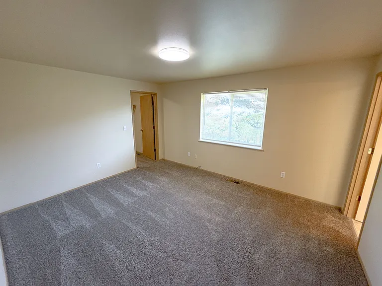 5542-5542 Glenridge Way — Photo 13