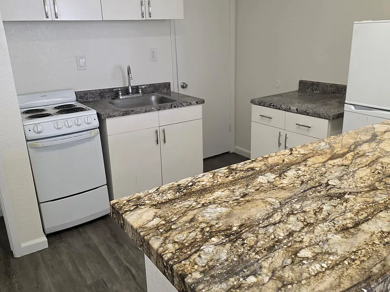 Small kitchen, very efficient!