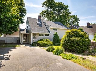 706 N Newbridge Rd, Levittown, NY 11756