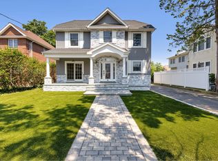 24 Linden St, Manhasset, NY 11030