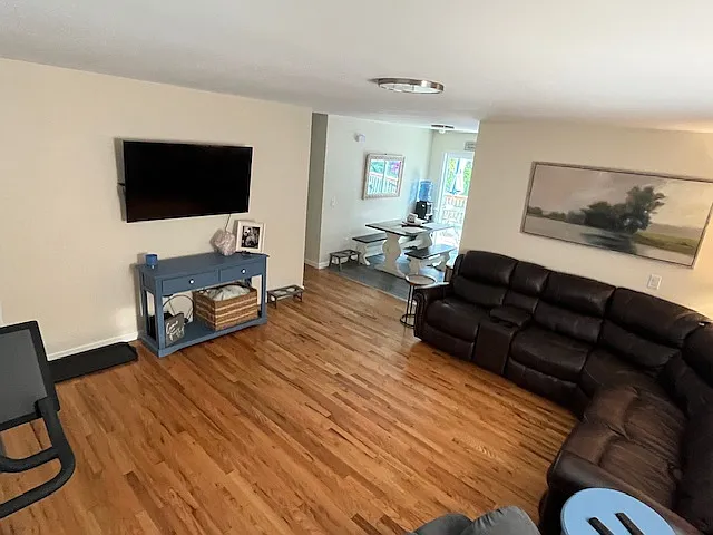 188 Hudson Ave — Photo 3