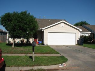 921 Edinburg Dr, Yukon, OK 73099