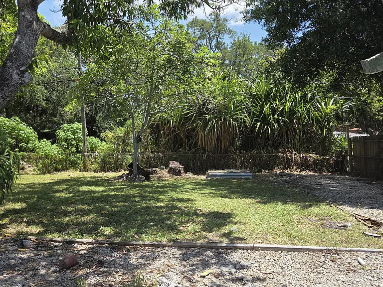 311 SW 12th Ct — Photo 2