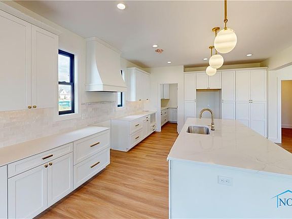 4th image of 9448 Newbury Ln
