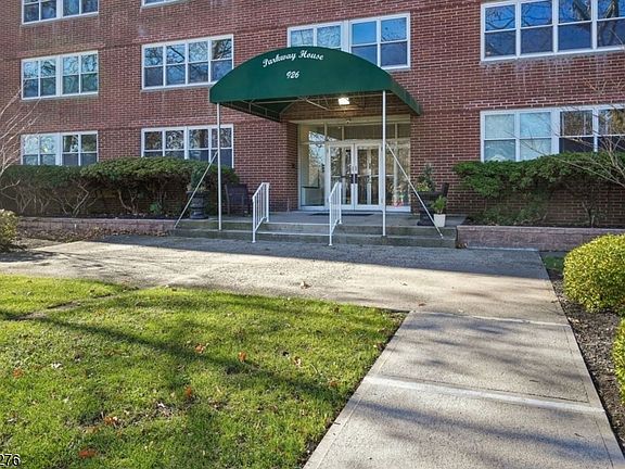 2nd image of 926 Bloomfield Ave 3L BLDG 926 #3L