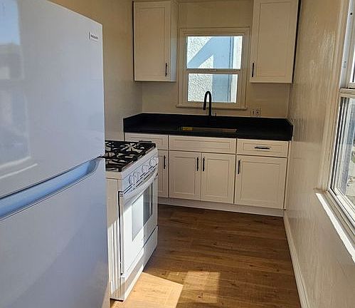4th image of 1347 S Cochran Ave #7