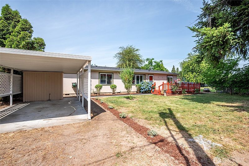 2nd image of 827 NE Woodard Avenue