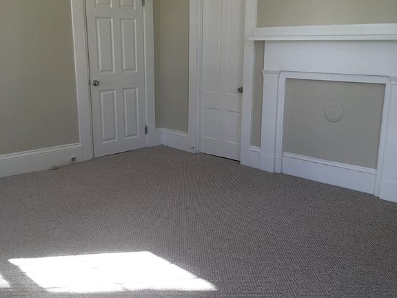 2 rooms, this is the bedroom (empty)