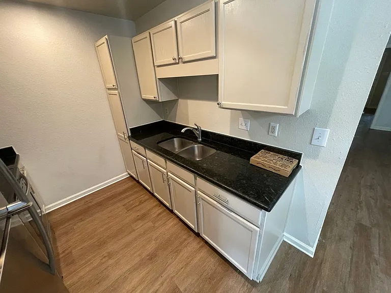 215 Eleanor Ave — Photo 4