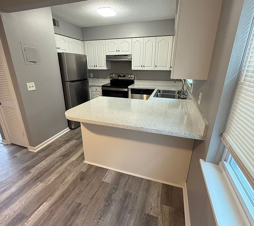 1st image of 210-214 E 43rd St #212-5