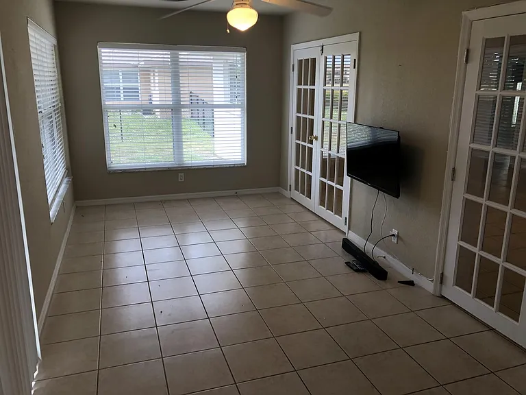 4537 SW 10th Ave — Photo 8