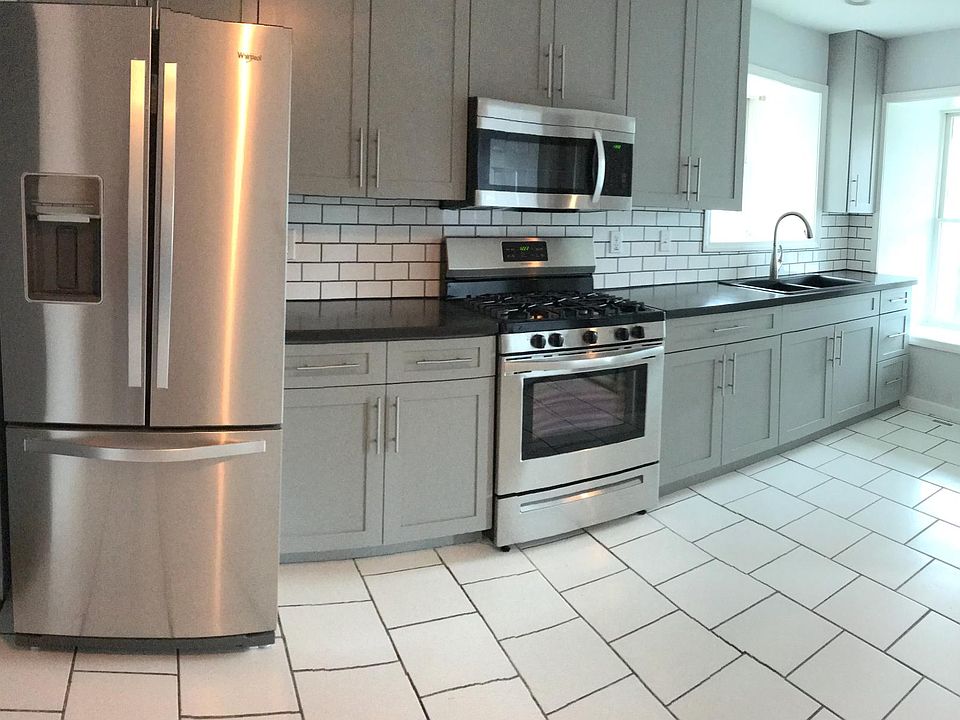 Brand new, eat-in kitchen