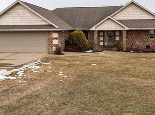 8110 Southern Hills Cir, Dubuque, IA 52003