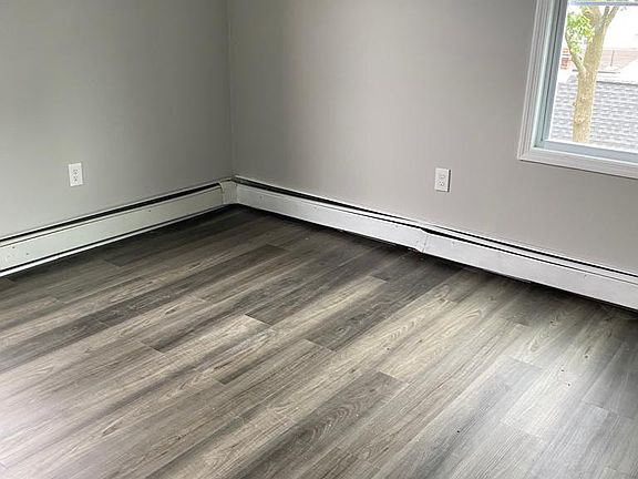 4th image of 36 Welland Ave #3R