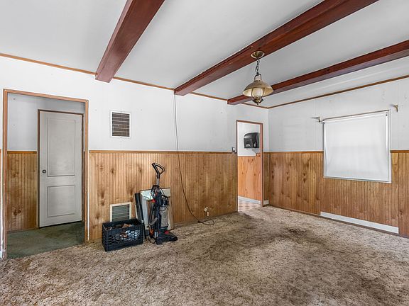 3rd image of 390 Conklin Ave