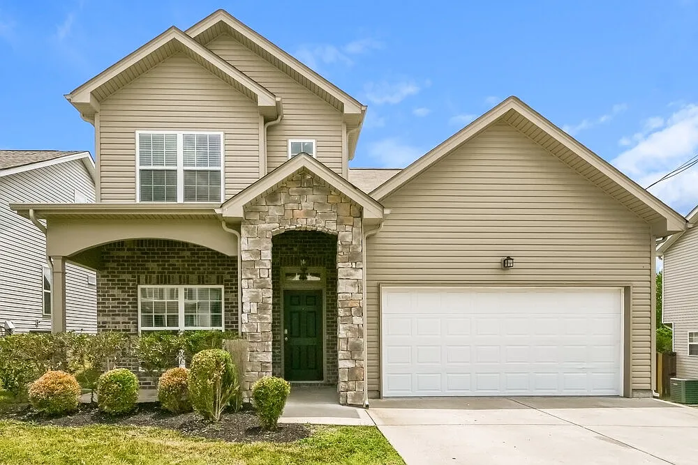 4 bed, 2.5 bath, 1827 sqft, $2,635 — Photo 1