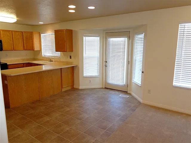 358 N Stamford Dr — Photo 4