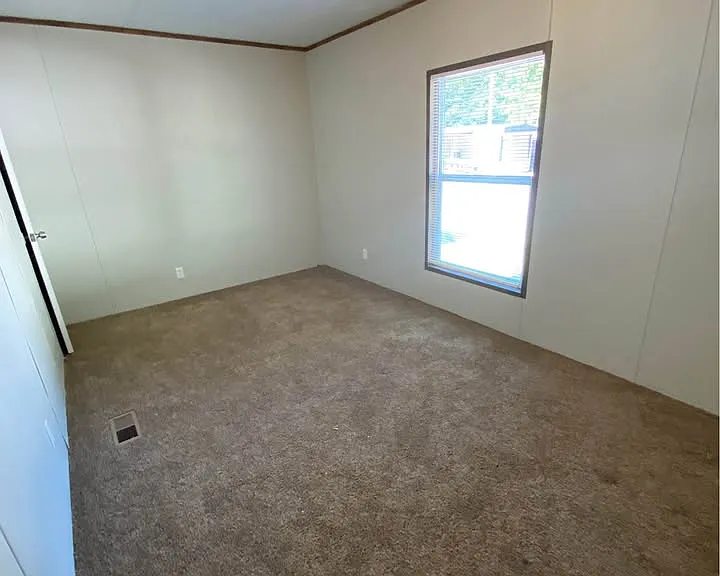 1410 N Lakeview Dr — Photo 4