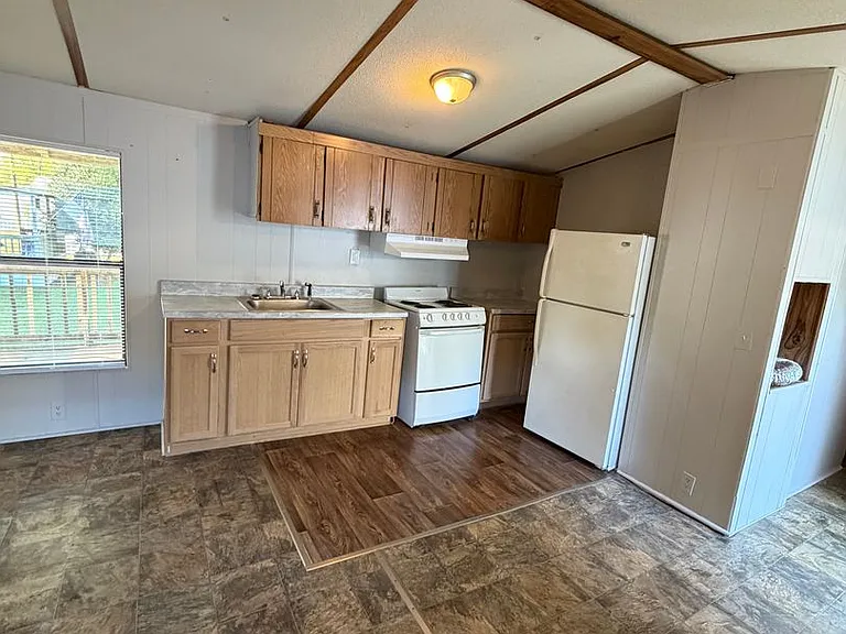 707 Francis St E — Photo 1