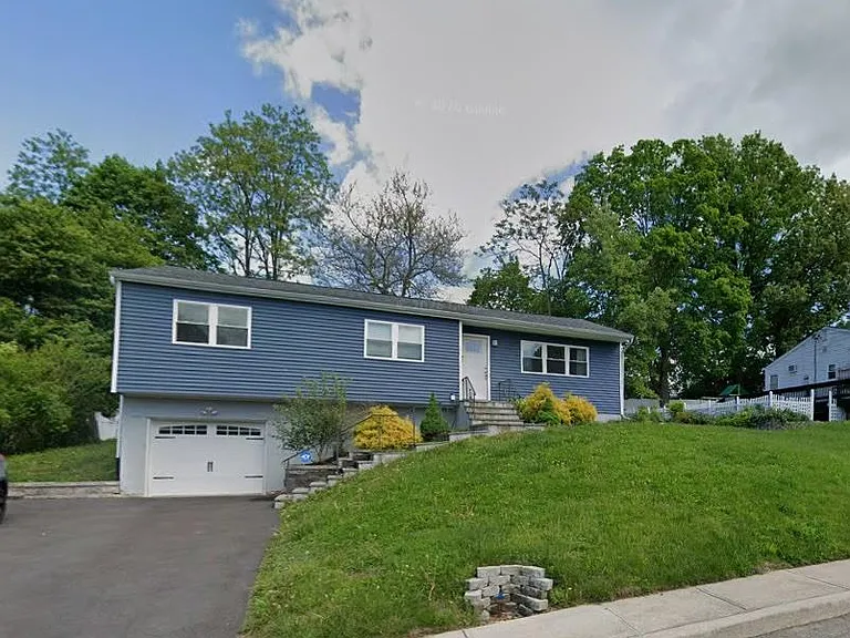 29 Heaney Dr — Photo 1