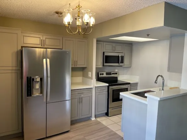 Russell Court Apartments, 5332 Russell Ave APT 219, Los Angeles, CA 90027