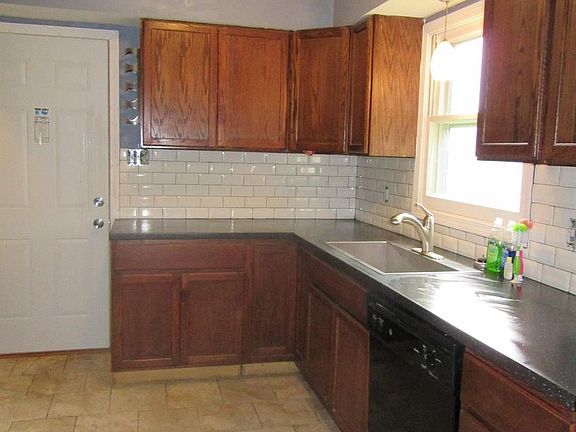 4th image of 915 Charles St