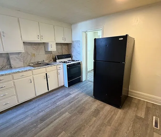 717 W Market St #A — Photo 4
