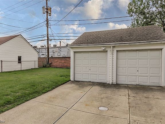 4th image of 4422 Acacia Dr