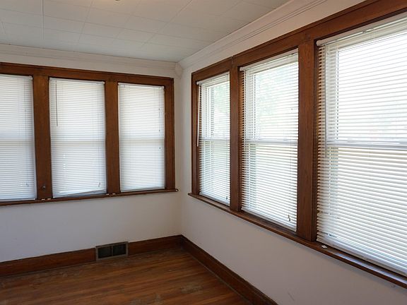3rd image of 2126 Lincoln Way W