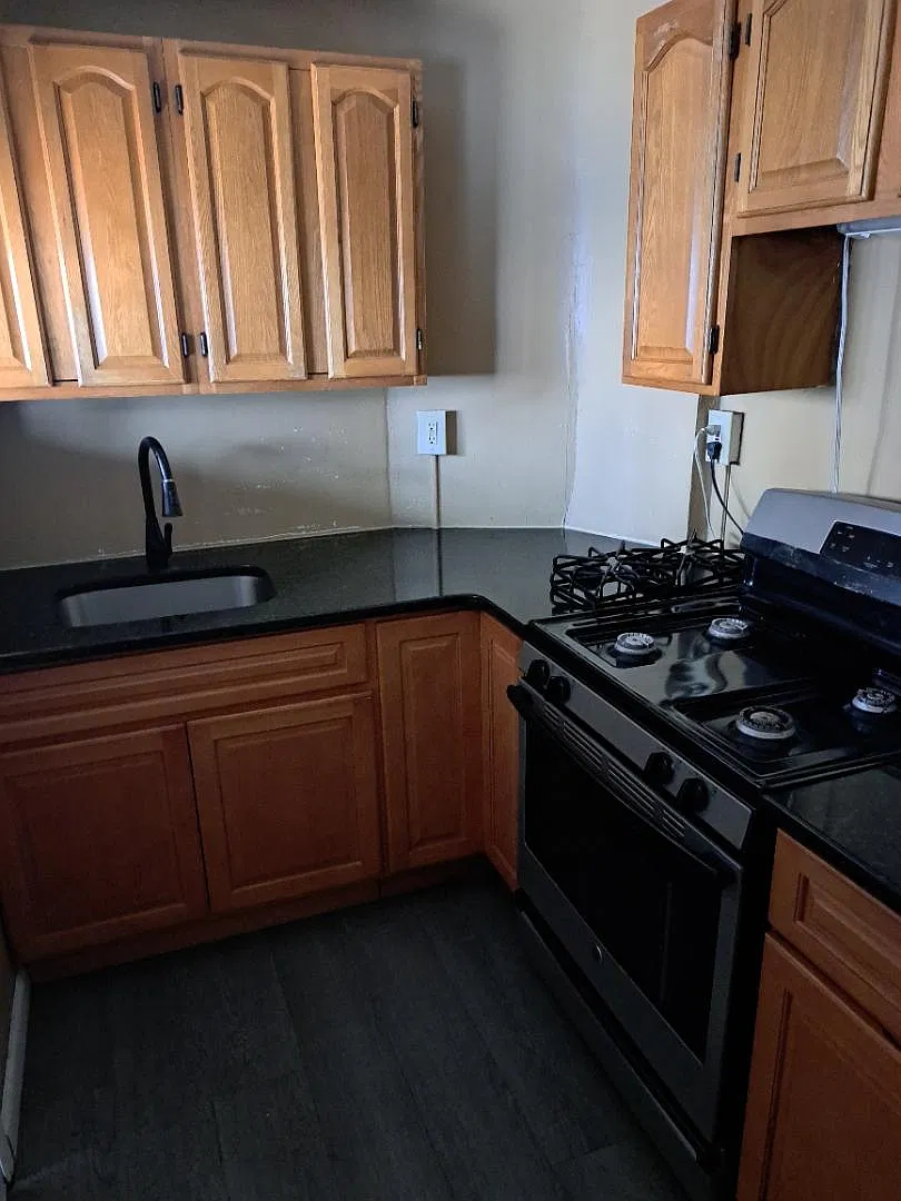 150 Oak St — Photo 1