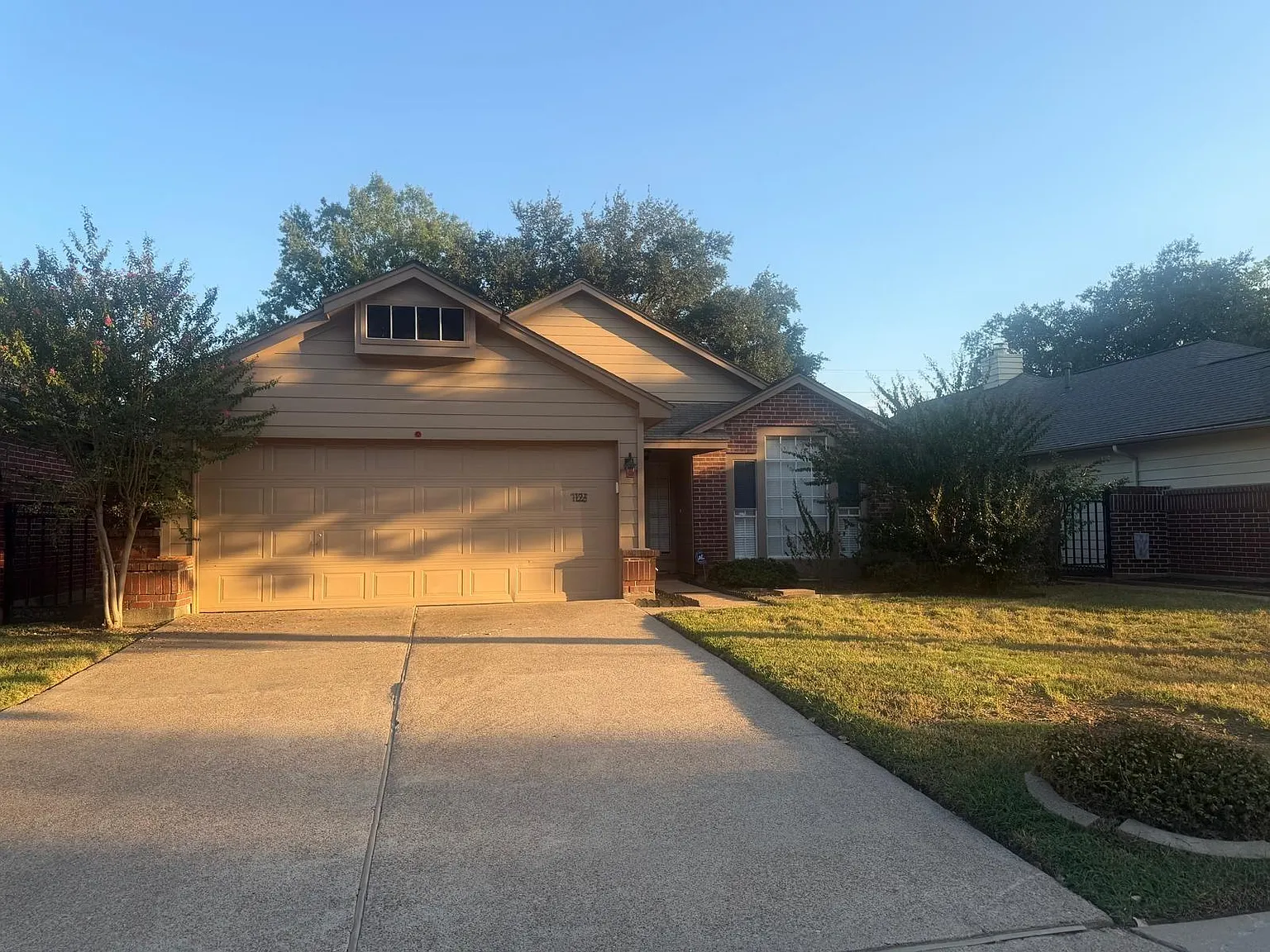 3 bed, 2.0 bath, 1450 sqft, $2,000 — Photo 2