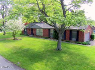 10704 Sunderland Pl, Douglass Hills, KY 40243