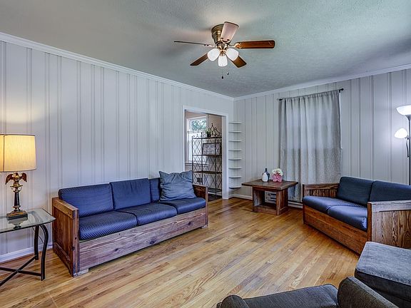 3rd image of 4605 Greenwood Dr